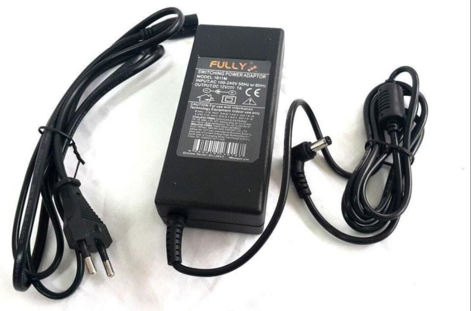 SMY 1611D 12 Volt 5 Amper 5.5X2.5Mm Uçlu Plastik Kasa Masaüstü Adaptör